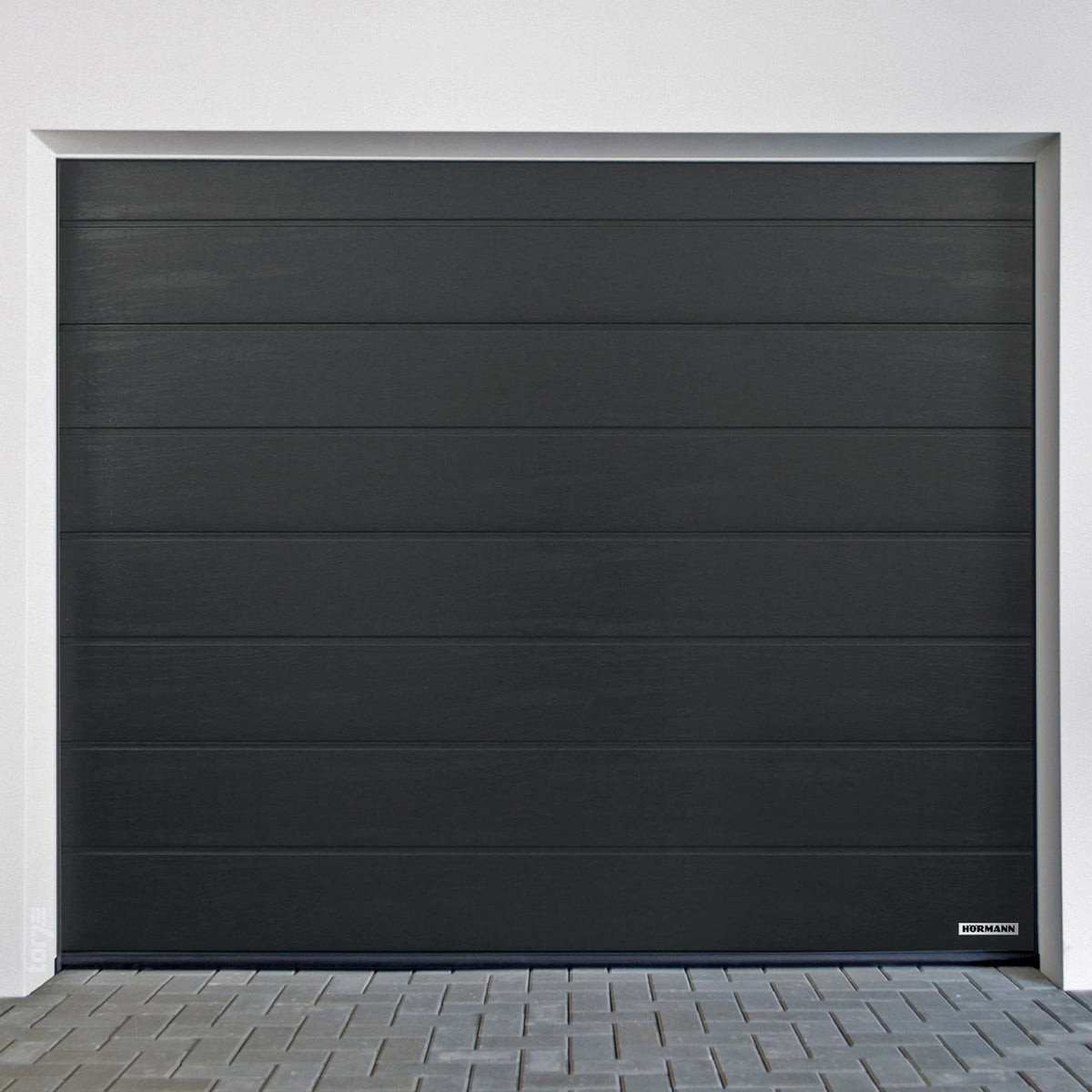 Porte de garage Hörmann RenoMatic Rainures M Woodgrain, finition élégante en noir.