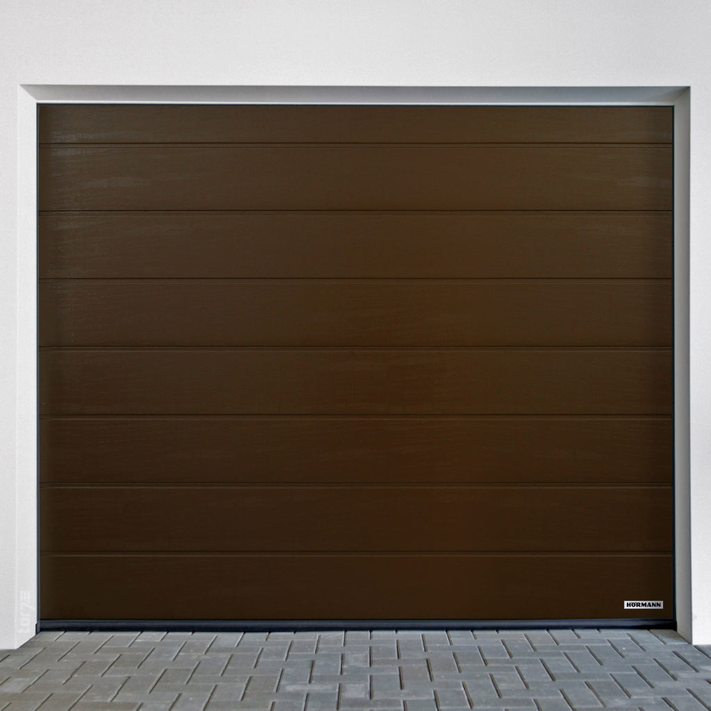 Sektionaltor Hörmann RenoMatic in braun mit horizontalen Paneelen, ideal für maßgeschneiderte Garagenlösungen.