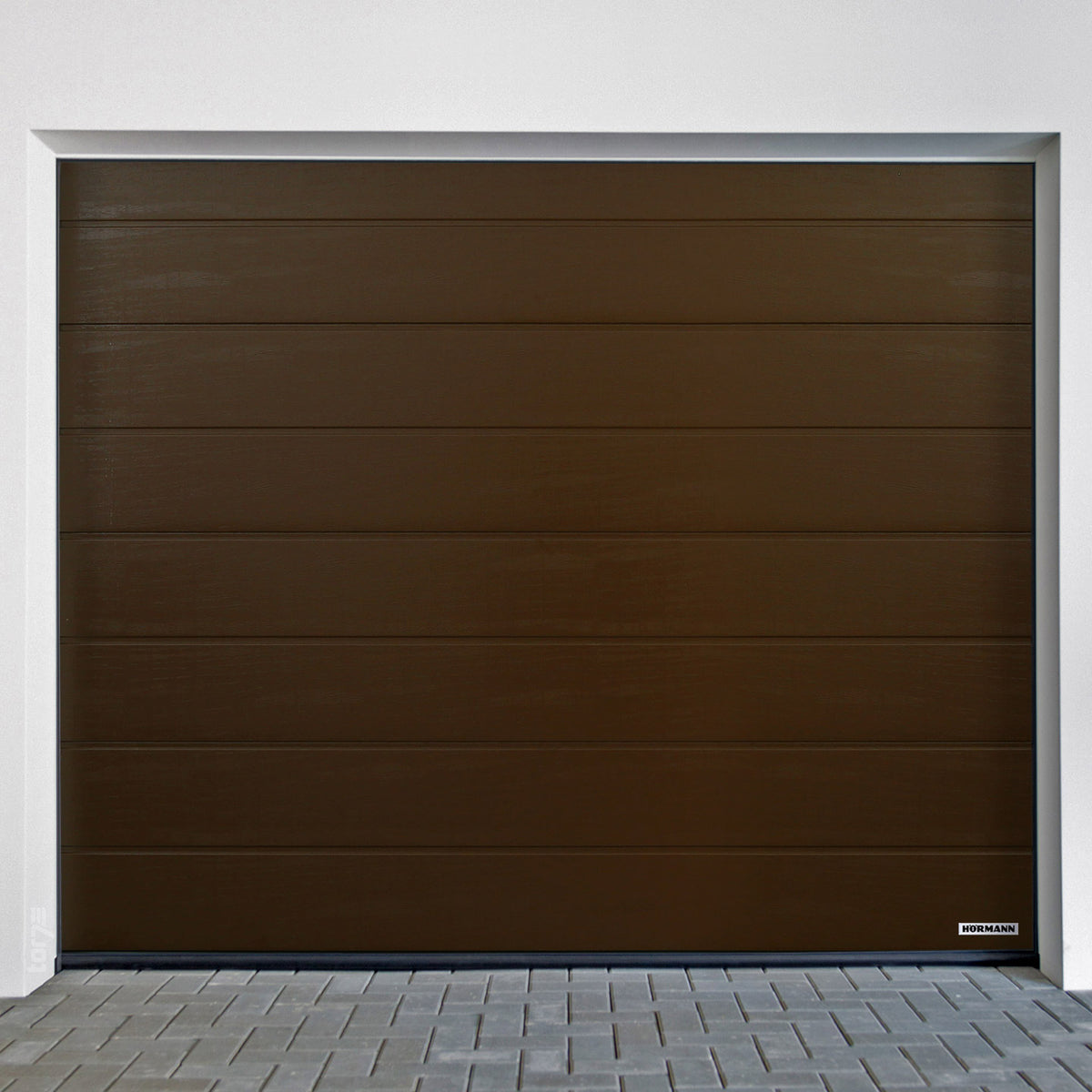 Sektionaltor Hörmann RenoMatic in braun mit horizontalen Paneelen, ideal für maßgeschneiderte Garagenlösungen.